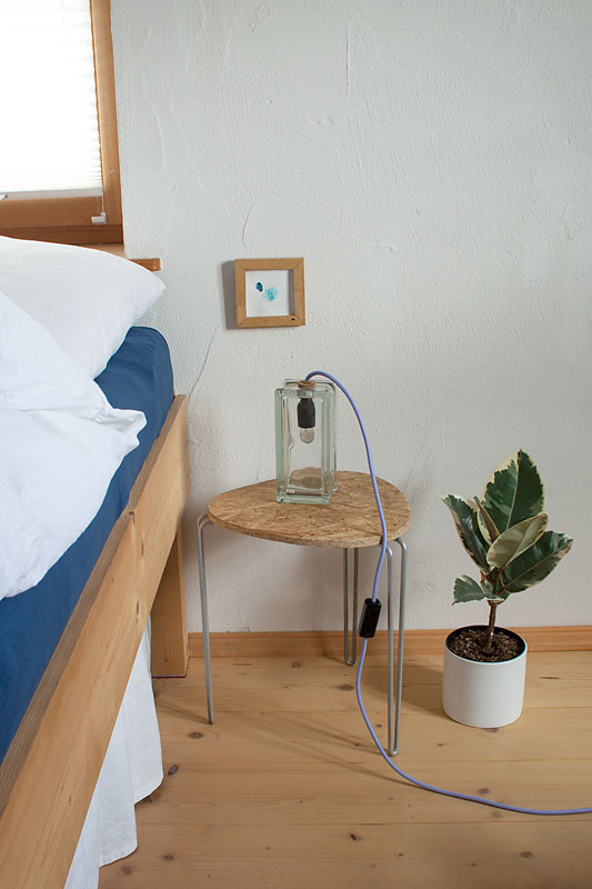 tia-leuchte-mini-flieder-in-use-zita-products Nachttischlampen Schlafzimmer – Warmes Licht für entspannte Abende
